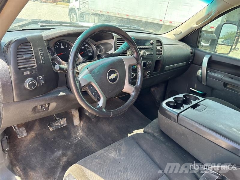 Chevrolet Silverado 3500HD 4x4 Extended Cab Pickup Outro