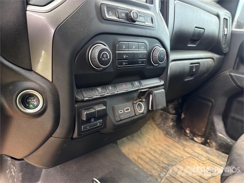Chevrolet Silverado 3500HD Vieglais kravas automobilis/izkraušana no sāniem