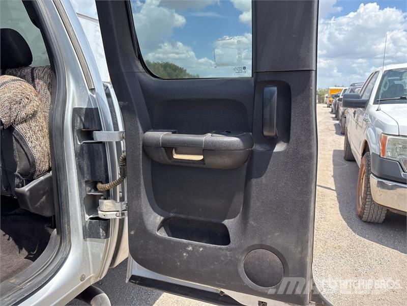 Chevrolet Silverado 3500HD 4x4 Extended Cab Pickup Outro