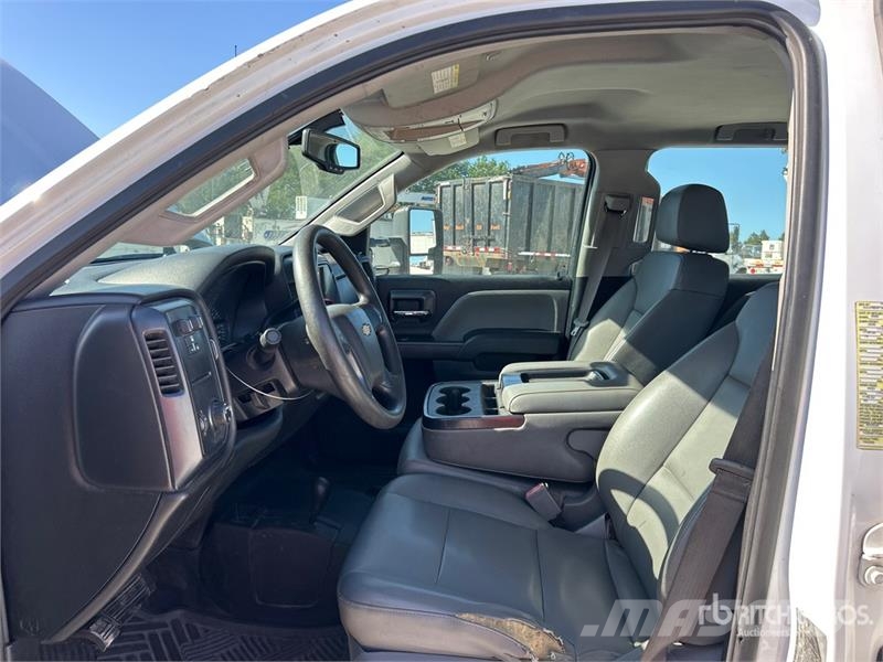 Chevrolet Silverado 3500HD Platós / Ponyvás teherautók