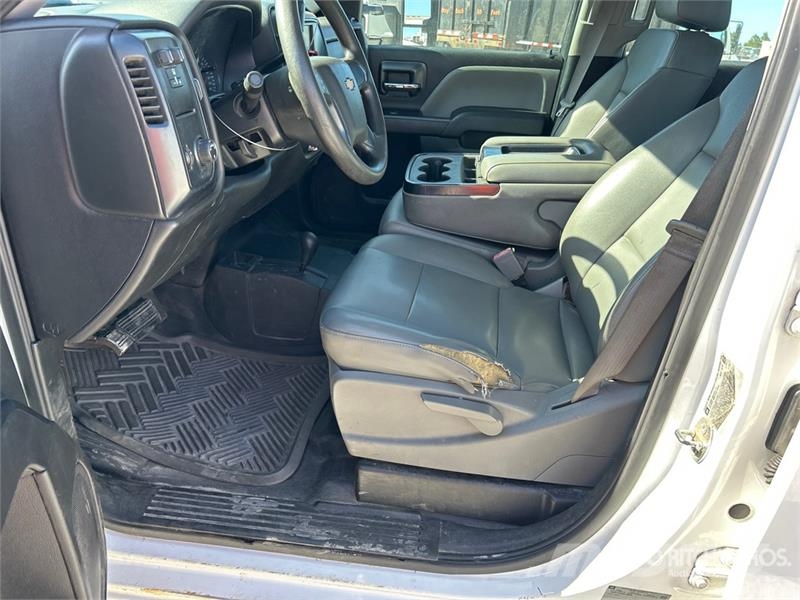 Chevrolet Silverado 3500HD Platós / Ponyvás teherautók