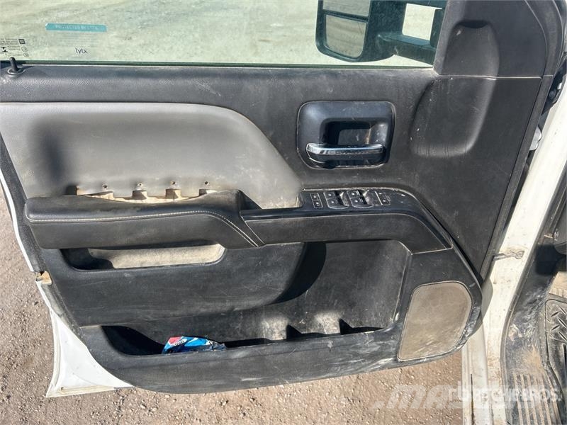 Chevrolet Silverado 3500HD 4x2 Crew Cab Cab and Chassis Cabine en interieur