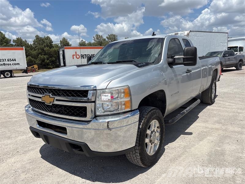 Chevrolet Silverado 3500HD 4x4 Extended Cab Pickup Outro