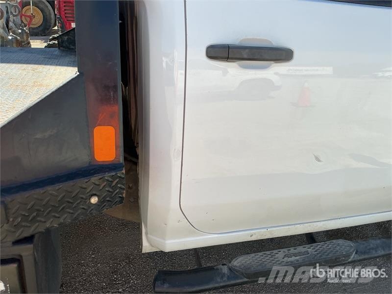 Chevrolet Silverado 3500HD Platformas/izkraušana no sāniem