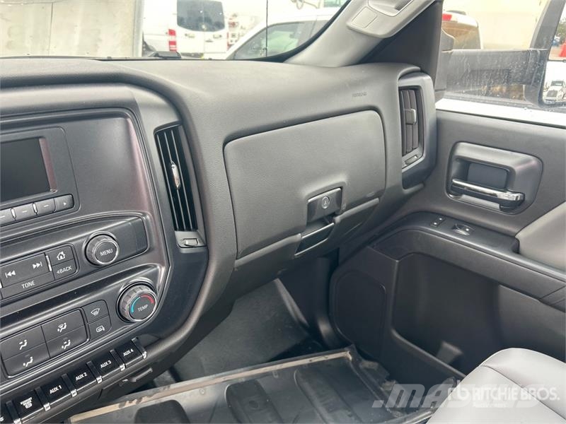 Chevrolet Silverado 5500HD 4x4 Cab and Chassis 駕駛室與內部