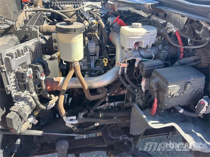 Chevrolet Silverado 5500HD 4x4 Cab and Chassis キャビン及び内装
