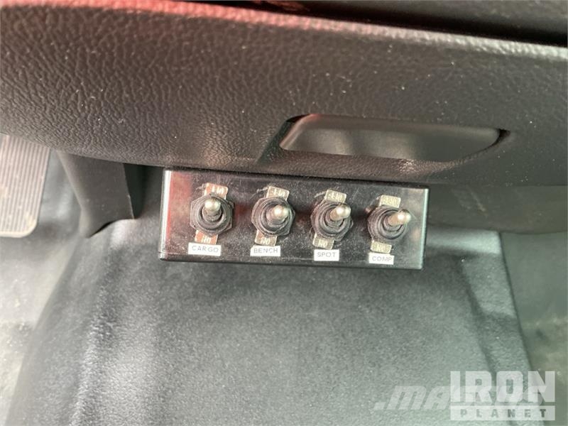 Chevrolet Silverado 5500HD 4x4 Crew Cab Service Truck Pilsētas atkritumvedēji