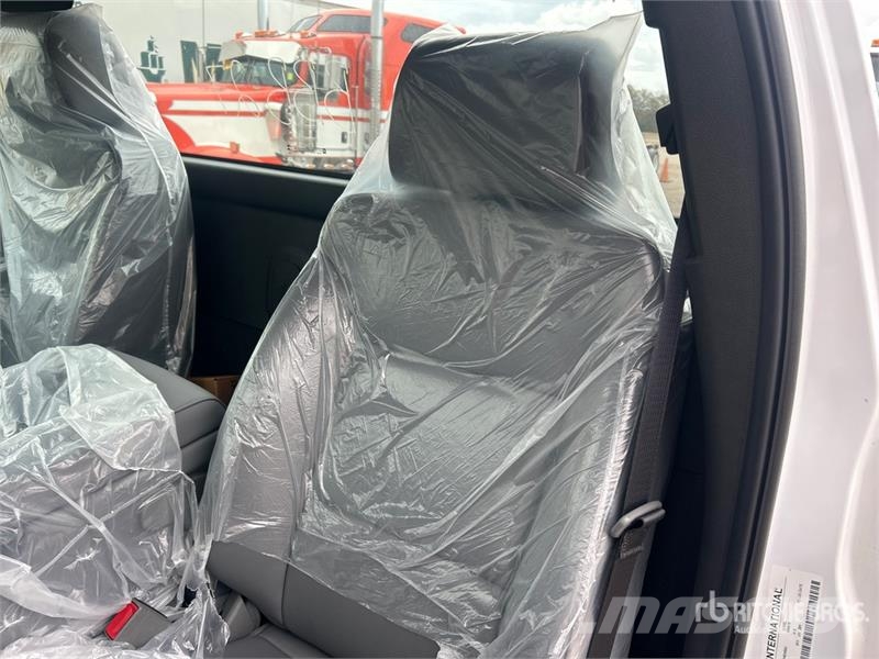 Chevrolet Silverado 5500HD 4x4 Cab and Chassis 駕駛室與內部