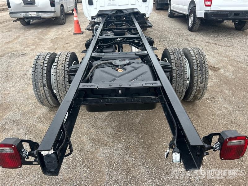 Chevrolet Silverado 5500HD 4x4 Cab and Chassis 駕駛室與內部