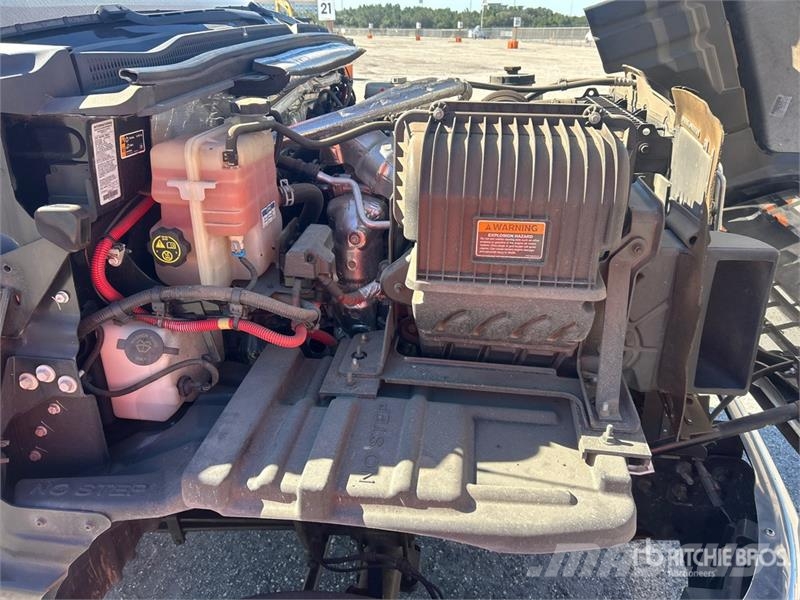 Chevrolet Silverado 5500HD 4x4 Cab and Chassis キャビン及び内装