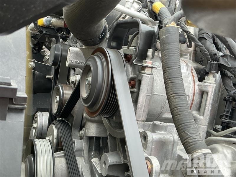 Chevrolet Silverado 5500HD 4x4 Crew Cab Service Truck Pilsētas atkritumvedēji