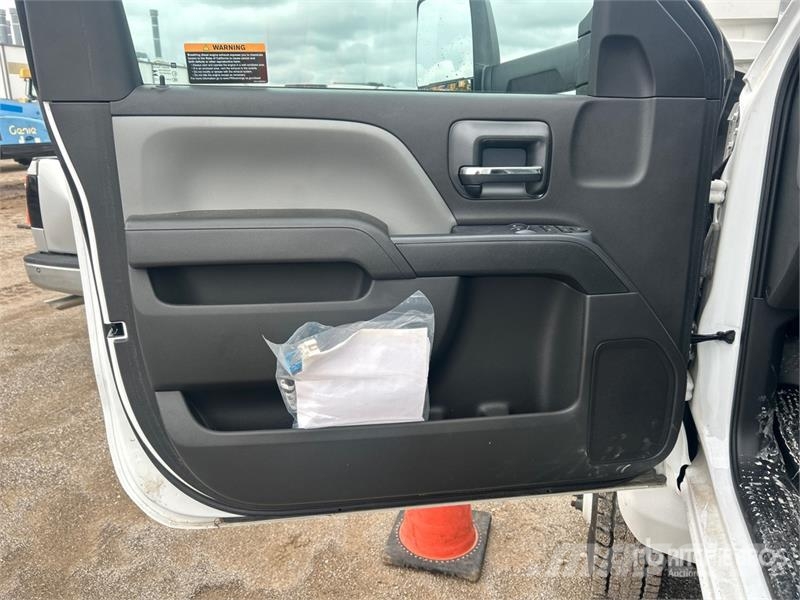 Chevrolet Silverado 5500HD 4x4 Cab and Chassis 駕駛室與內部