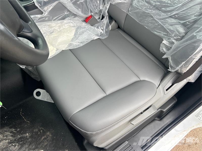 Chevrolet Silverado 5500HD 4x4 Cab and Chassis 駕駛室與內部