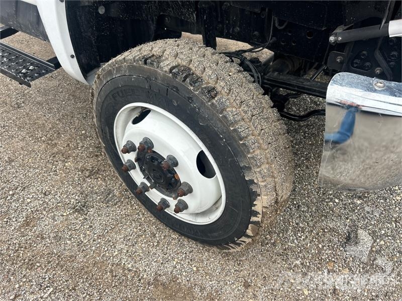 Chevrolet Silverado 5500HD 4x4 Cab and Chassis 駕駛室與內部