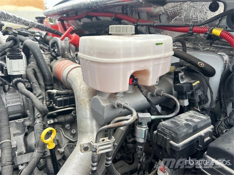 Chevrolet Silverado 5500HD 4x4 Cab and Chassis 駕駛室與內部