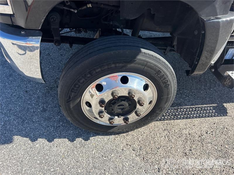 Chevrolet Silverado 5500HD 4x4 Cab and Chassis キャビン及び内装