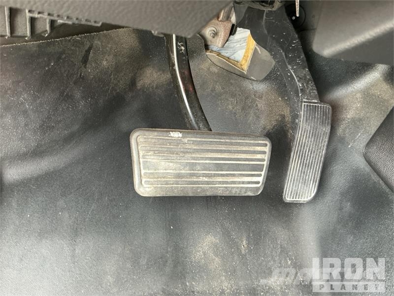 Chevrolet Silverado 5500HD 4x4 Crew Cab Service Truck Pilsētas atkritumvedēji
