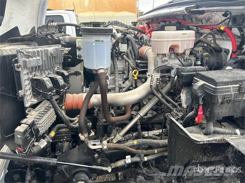 Chevrolet Silverado 5500HD 4x4 Cab and Chassis 駕駛室與內部