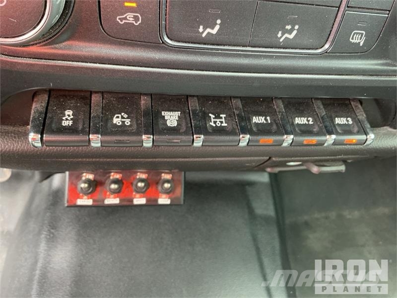 Chevrolet Silverado 5500HD 4x4 Crew Cab Service Truck Pilsētas atkritumvedēji