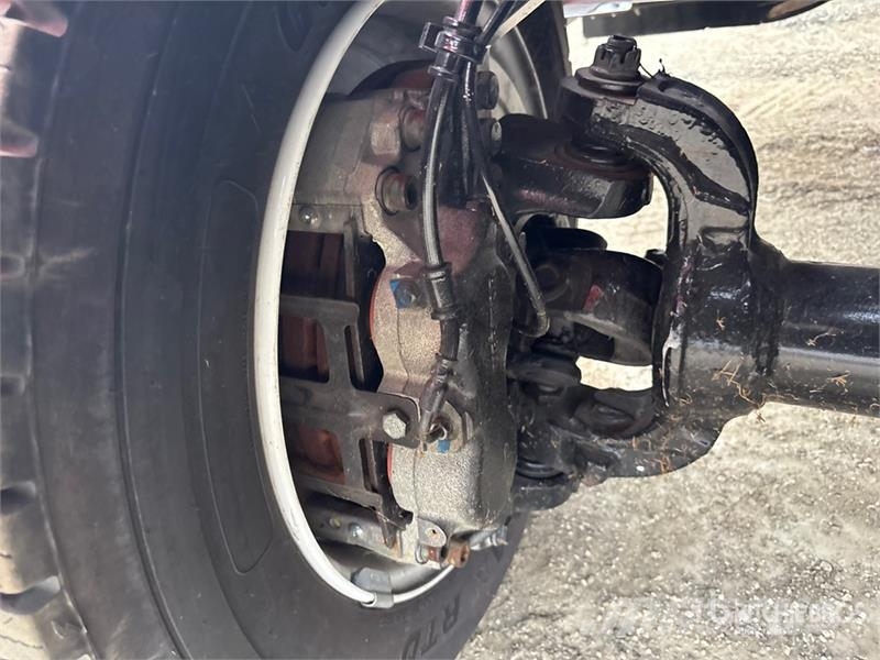 Chevrolet Silverado 5500HD 4x4 Cab and Chassis キャビン及び内装