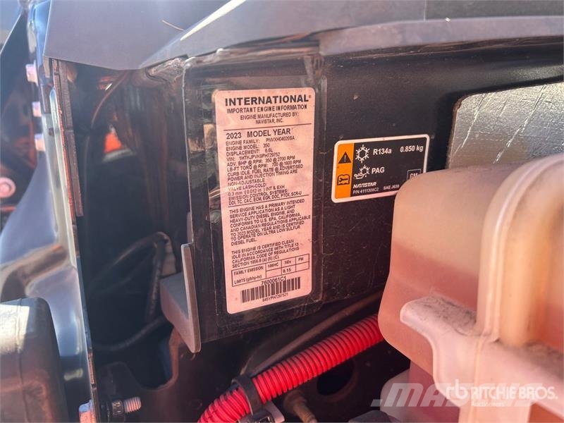 Chevrolet Silverado 5500HD 4x4 Cab and Chassis キャビン及び内装
