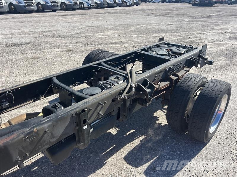 Chevrolet Silverado 5500HD 4x4 Cab and Chassis キャビン及び内装