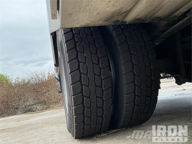 Chevrolet Silverado 5500HD 4x4 Crew Cab Service Truck Pilsētas atkritumvedēji