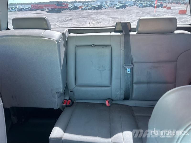 Chevrolet Silverado 5500HD 4x4 Cab and Chassis キャビン及び内装
