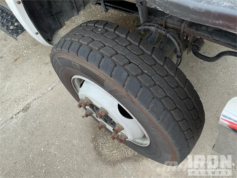 Chevrolet Silverado 5500HD 4x4 Crew Cab Service Truck Pilsētas atkritumvedēji