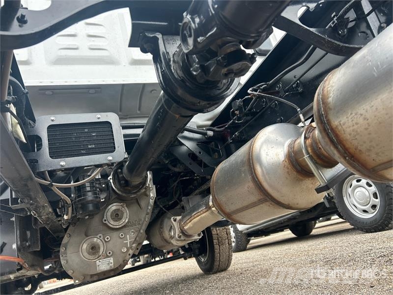 Chevrolet Silverado 5500HD 4x4 Cab and Chassis 駕駛室與內部