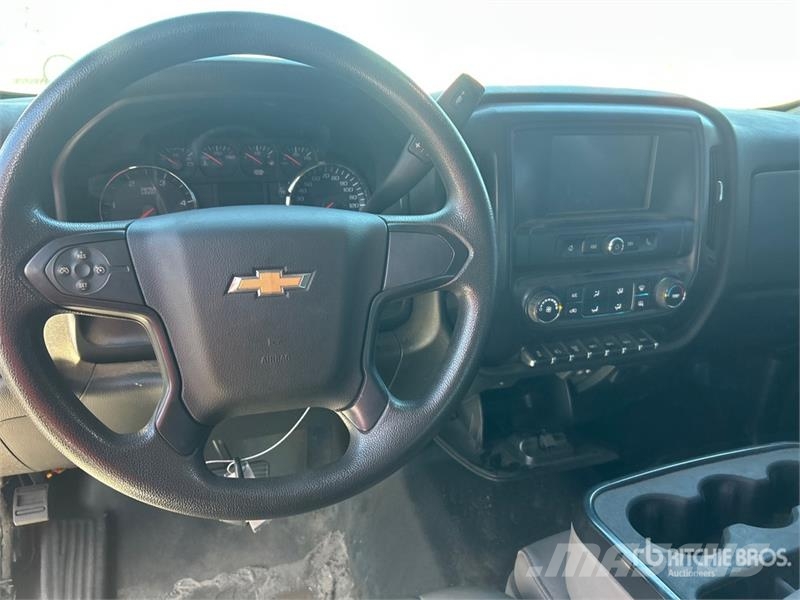 Chevrolet Silverado 5500HD 4x4 Cab and Chassis キャビン及び内装
