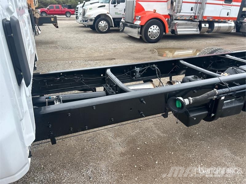 Chevrolet Silverado 5500HD 4x4 Cab and Chassis 駕駛室與內部