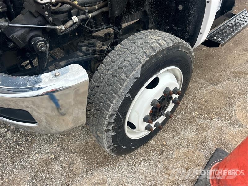 Chevrolet Silverado 5500HD 4x4 Cab and Chassis 駕駛室與內部