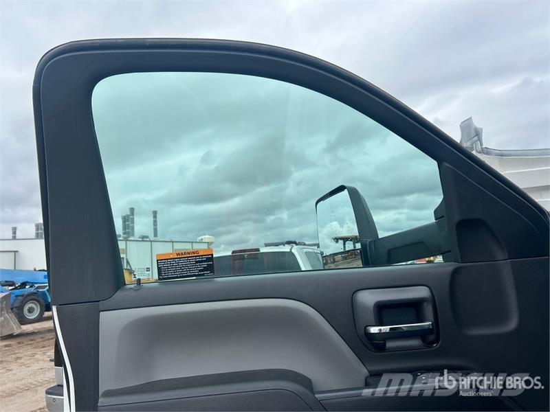 Chevrolet Silverado 5500HD 4x4 Cab and Chassis 駕駛室與內部
