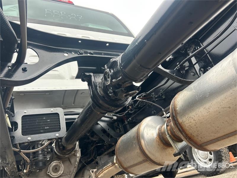 Chevrolet Silverado 5500HD 4x4 Cab and Chassis 駕駛室與內部