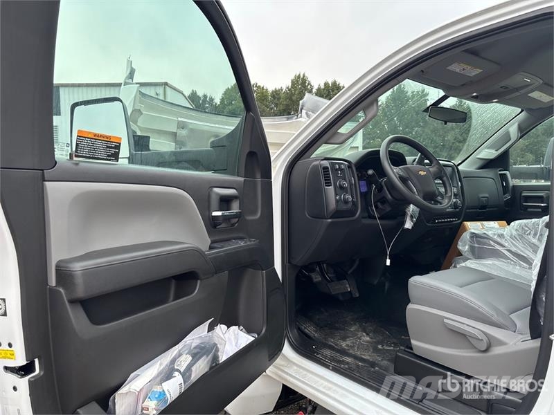 Chevrolet Silverado 5500HD 4x4 Cab and Chassis キャビン及び内装