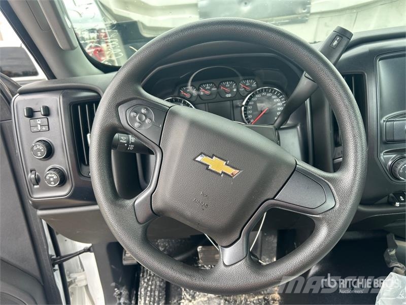Chevrolet Silverado 5500HD 4x4 Cab and Chassis 駕駛室與內部