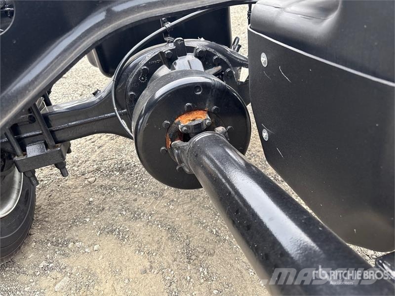 Chevrolet Silverado 5500HD 4x4 Cab and Chassis キャビン及び内装