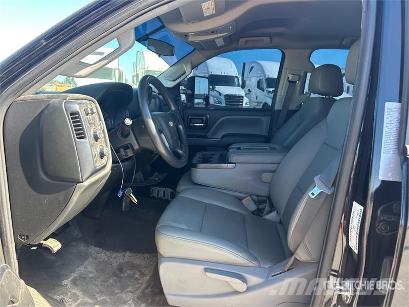 Chevrolet Silverado 5500HD 4x4 Cab and Chassis キャビン及び内装
