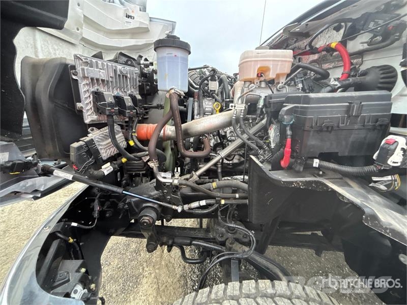 Chevrolet Silverado 5500HD 4x4 Cab and Chassis キャビン及び内装