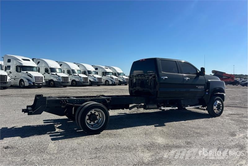 Chevrolet Silverado 5500HD 4x4 Cab and Chassis キャビン及び内装