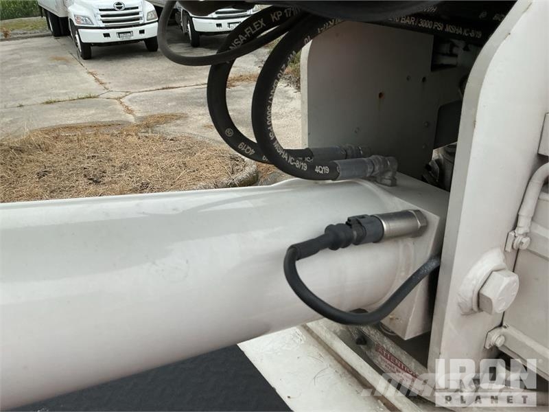 Chevrolet Silverado 5500HD 4x4 Crew Cab Service Truck Pilsētas atkritumvedēji