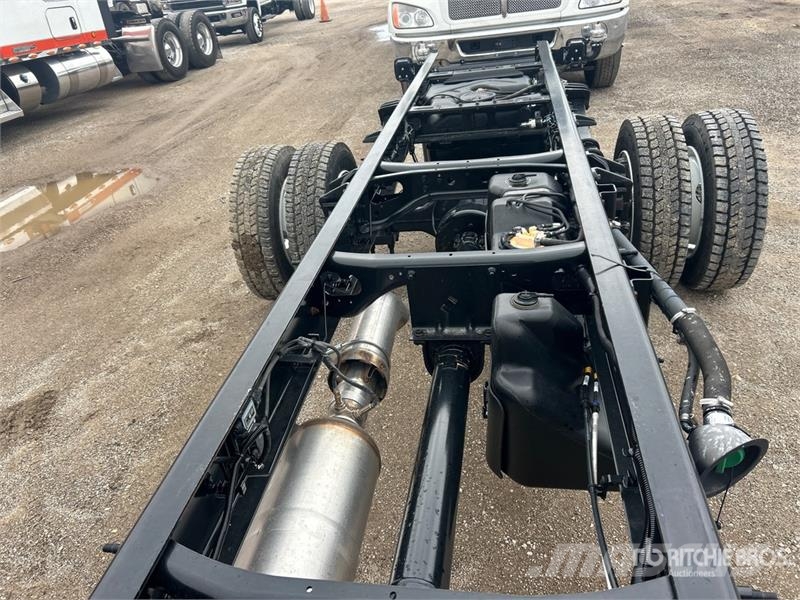 Chevrolet Silverado 5500HD 4x4 Cab and Chassis 駕駛室與內部