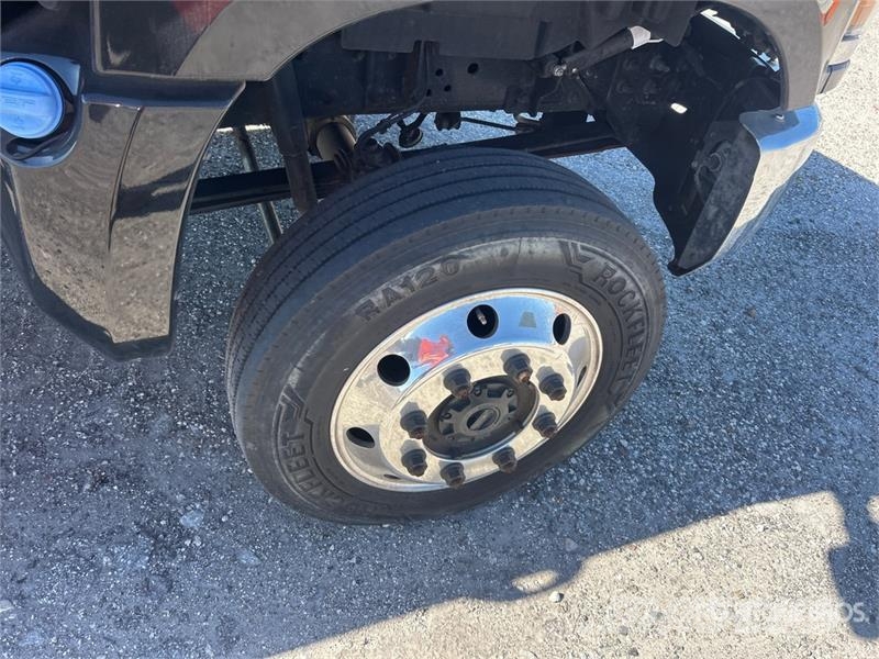 Chevrolet Silverado 5500HD 4x4 Cab and Chassis キャビン及び内装