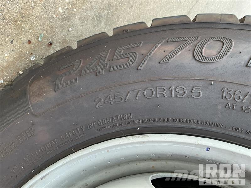 Chevrolet Silverado 5500HD 4x4 Crew Cab Service Truck Pilsētas atkritumvedēji