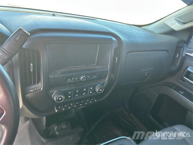 Chevrolet Silverado 5500HD 4x4 Cab and Chassis キャビン及び内装