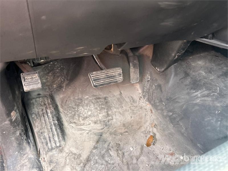 Chevrolet Silverado 6500 4x2 Roll-Off Truck Nostovarsi-vaihtolavakuorma-autot