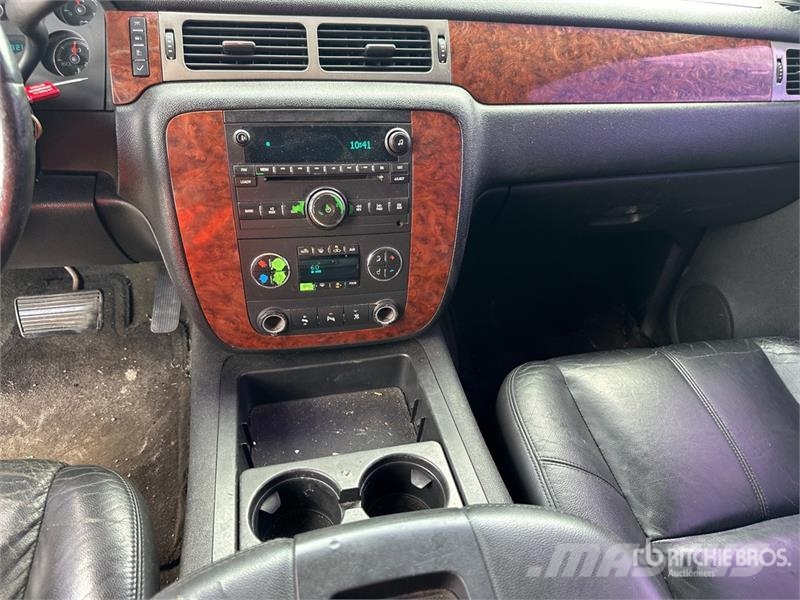 Chevrolet Suburban 1500 Avtomobili