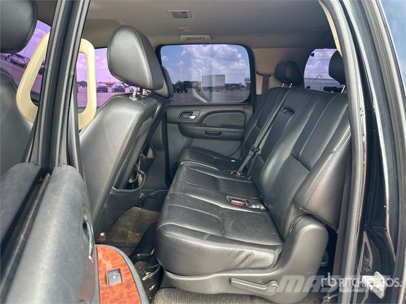 Chevrolet Suburban 1500 Avtomobili