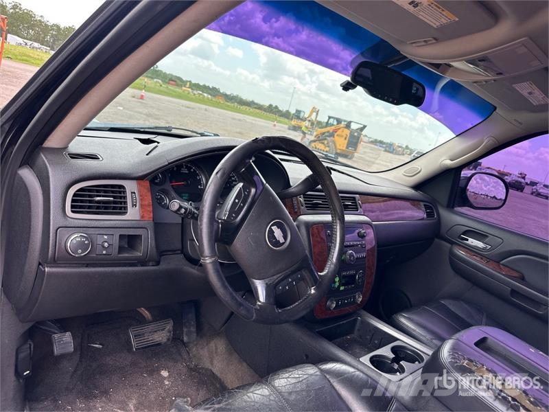 Chevrolet Suburban 1500 Avtomobili
